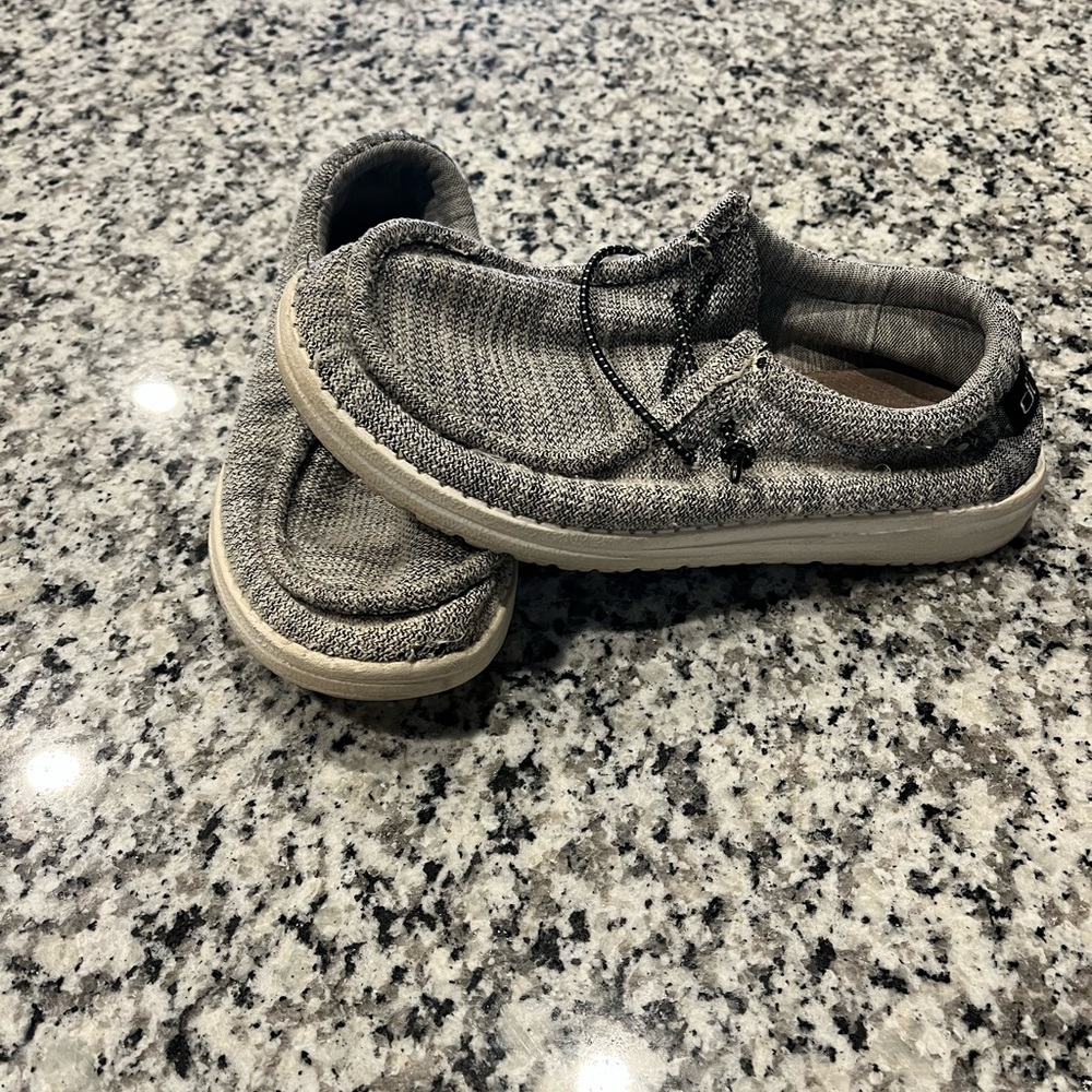Youth Hey Dudes size 6-7